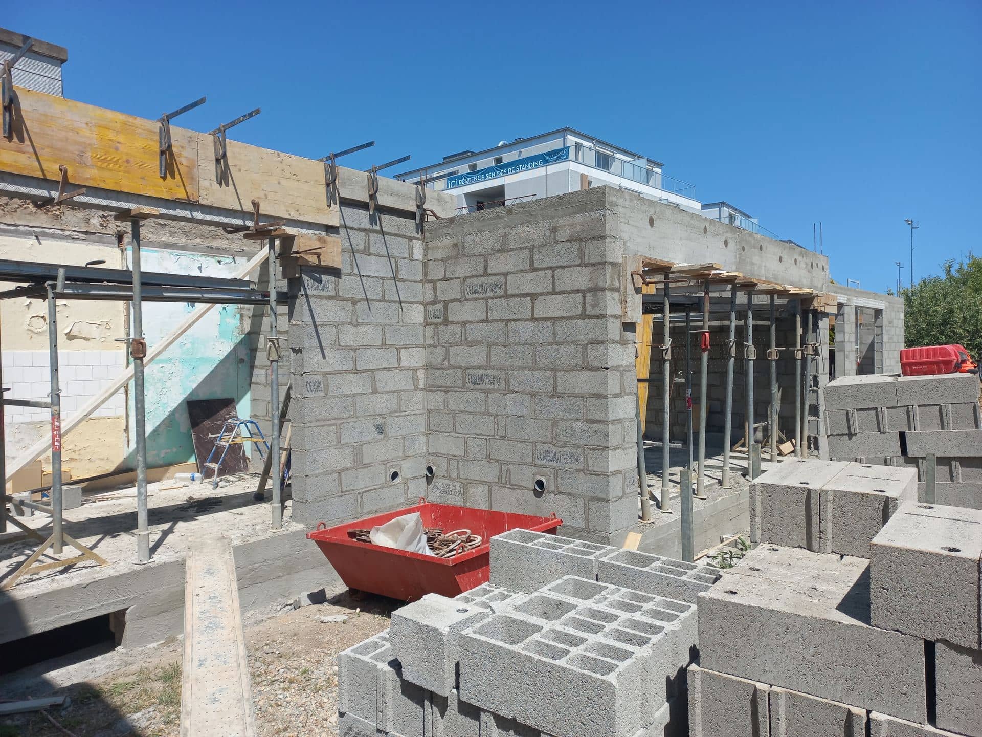 Murs en blocs béton d’une extension, coffrage de poutre étayé