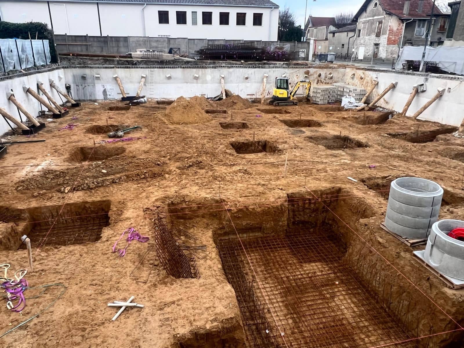 Fouilles de semelles isolées et longrines ferraillées avant coulage